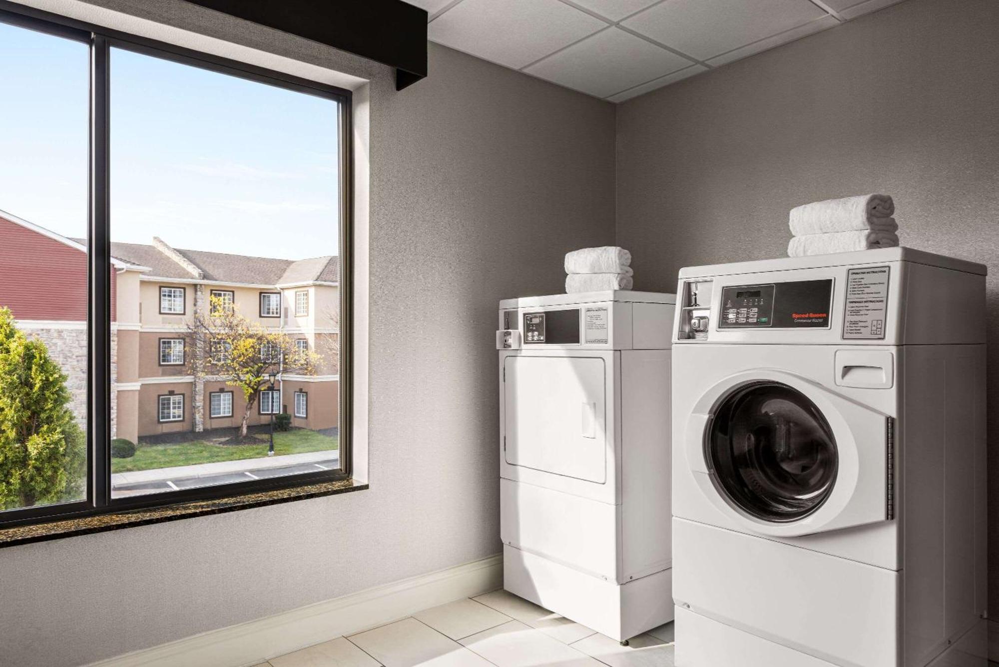 La Quinta By Wyndham Mt. Laurel - Philadelphia Hotel Mount Laurel Bagian luar foto