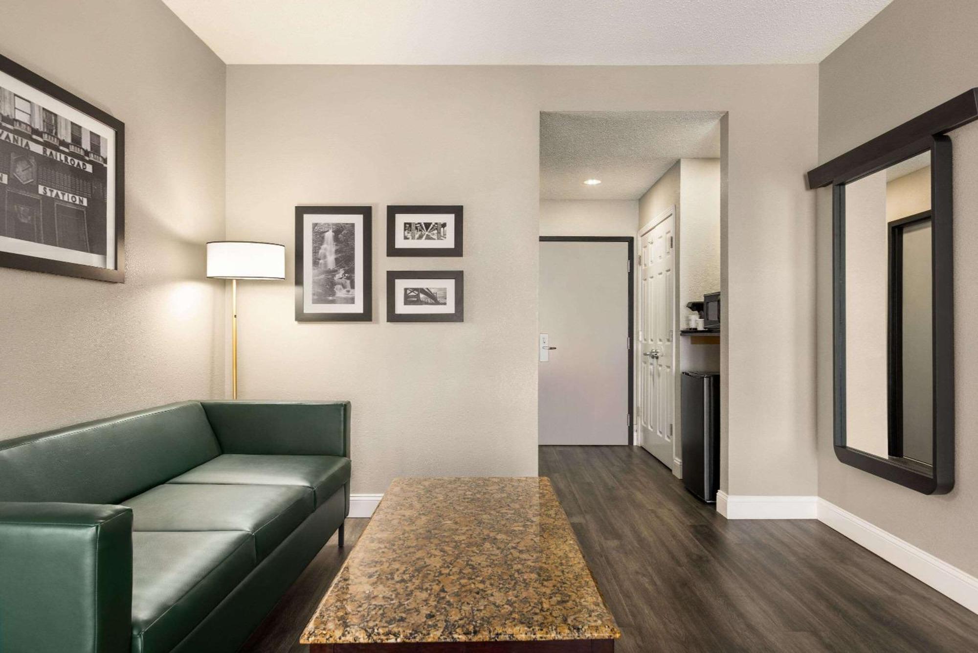 La Quinta By Wyndham Mt. Laurel - Philadelphia Hotel Mount Laurel Bagian luar foto